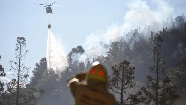 El viento complica el incendio en el Parque Nacional Los Alerces