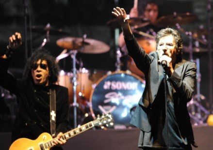 En su vuelta a la escena en la Argentina Charly desafió a la lluvia con un recital emotivo