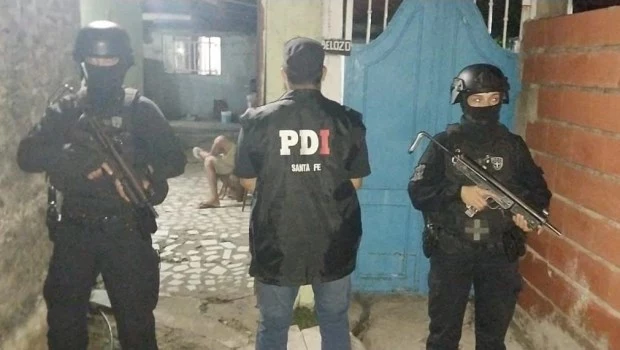 Allanamientos y detenidos por la ola de crímenes en Rosario