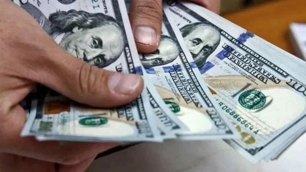 El dólar blue recupera terreno y cierra a $1.035