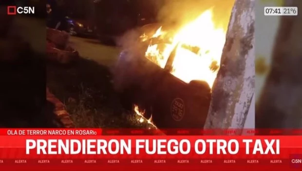 La violencia narco no cesa: incendiaron otro taxi en Rosario