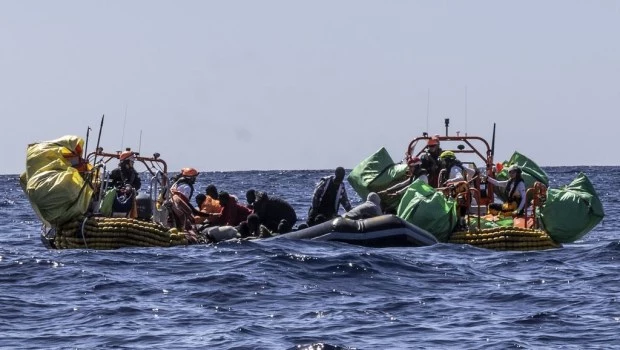 De los 25 supervivientes que fueron rescatados, 23 se encuentran en grave estado, deshidratados y con quemaduras por el combustible a bordo de la embarcación.