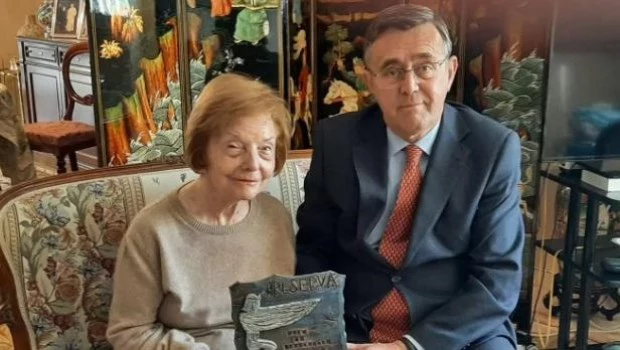 Reapareció María Estela Martínez de Perón que recibió un premio en España 