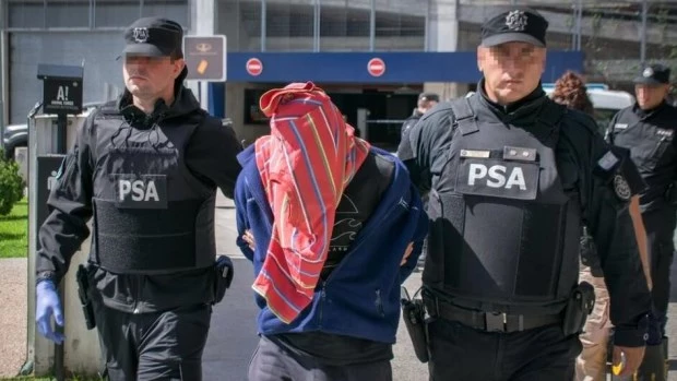 Desbaratan una banda que intentaba traficar 43 kilos de cocaína en la bodega de aviones en Ezeiza