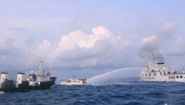 Guardacostas chinos usaron cañones de agua contra barcos filipinos