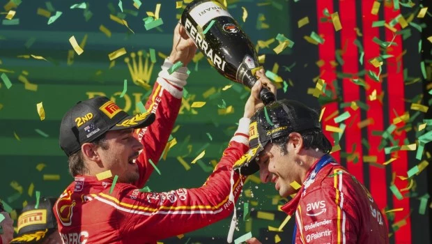 Sainz se llevó el Gran Premio de Australia para completar el 1-2 de Ferrari tras el abandono de Verstappen
