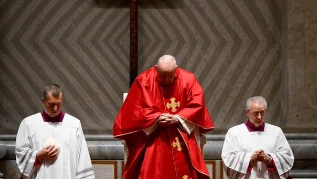 El Papa preside en silencio la Pasión de Cristo con evocación de los males modernos