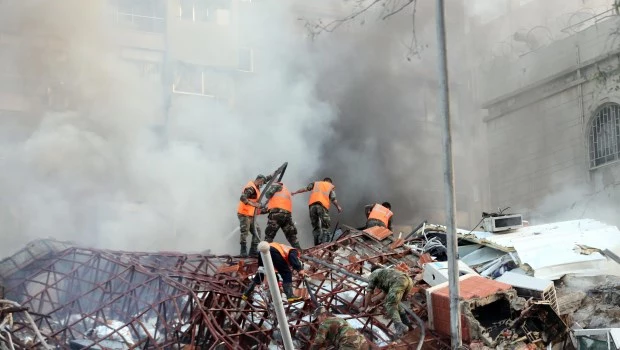 Los socorristas siguen buscando víctimas entre los escombros a los que quedó reducida la sede diplomática.