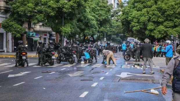 Caos y violencia en la 9 de Julio: diez detenidos y varios heridos por la aplicación del protocolo antipiquete