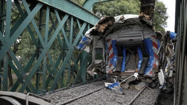 Accidente de trenes en Palermo: remueven los vagones y el sindicalismo le apunta al Gobierno