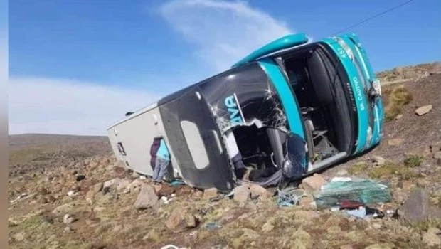 Mueren al menos 13 personas al despistarse un autobús en los Andes de Perú