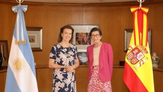 La canciller Diana Mondino junto a la embajadora de España, María Jesús Alonso Jiménez. ARCHIVO