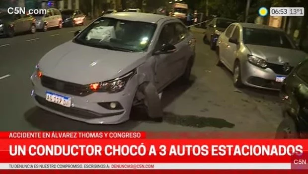 Un conductor se quedó dormido y chocó contra tres autos en Villa Ortúzar