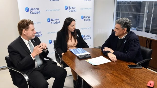 Jorge Macri entregó el primer crédito hipotecario de la nueva línea del Banco Ciudad.