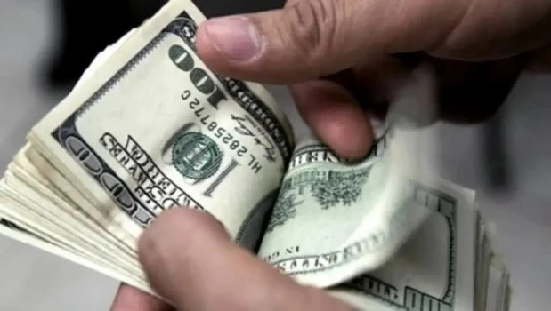 El dólar blue llegó a un valor récord de $1.300 y el riesgo país se disparó a más de 1.400 puntos 