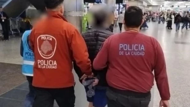 Expulsan del país a un delincuente chileno por robar en Parque Patricios