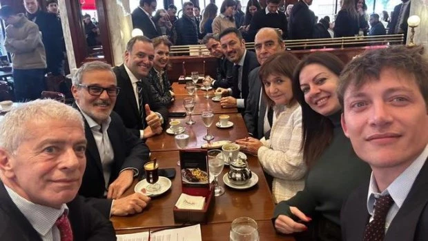 Francos encabezó un desayuno informal junto al Gabinete en un bar porteño