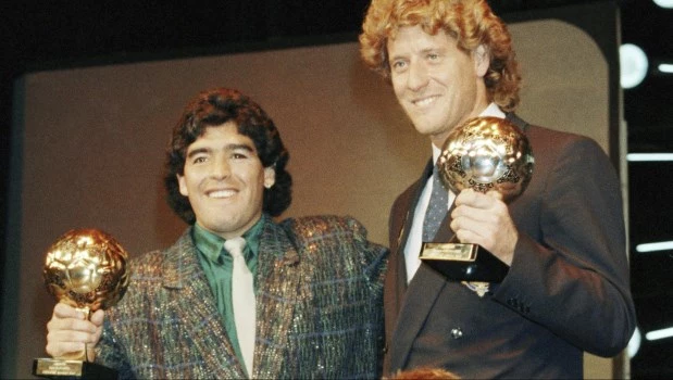 Un tribunal francés da luz verde a la subasta del Balón de Oro mundialista de Maradona