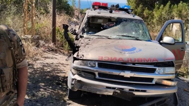 Un paramédico muerto y otro herido por bombardeo israelí contra una ambulancia en Líbano