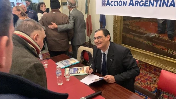 El juez Alfredo López presentó su libro en una sala colmada de la porteña Asociación Nacional Italiana de Socorro Mutuo y Cultura.