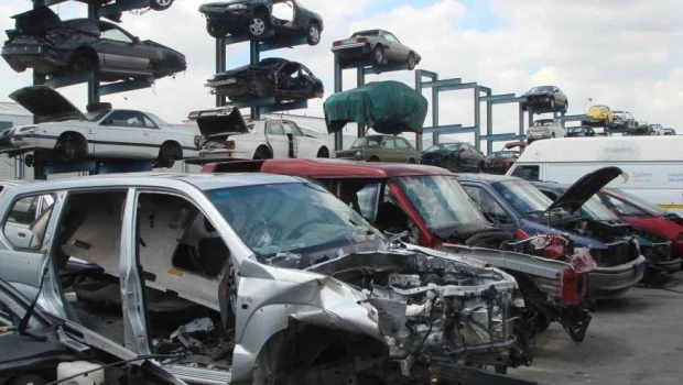 Por una vieja noma, se pierden casi 600.000 millones de pesos al año por desechos de automóviles