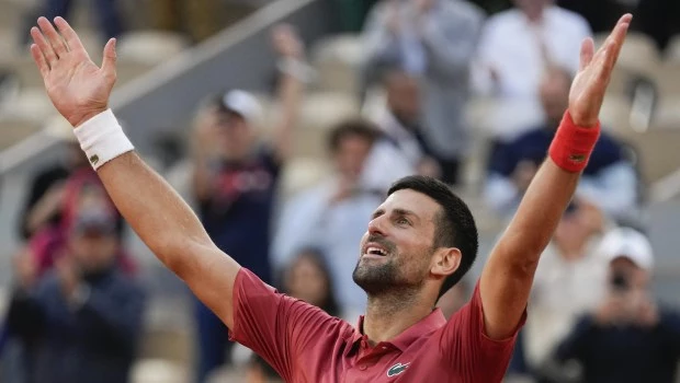 Cerúndolo cayó en un verdadero partidazo en cinco sets ante Djokovic en octavos de Roland Garros