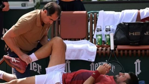 Djokovic se retira de Roland Garros por una lesión de rodilla.