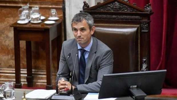 El presidente de la Cámara de Diputados, Martín Menem, resolvió otorgar un aumento del 80% en tres cuotas a los diputados nacionales.