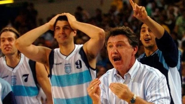 El gesto de asombro de Rubén Magnano cuando se hizo realidad la palomita de Manu Ginóbili.