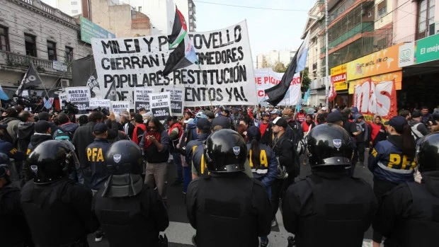 Organizaciones sociales protestan a metros del Puente Pueyrredón en medio de un celoso operativo de seguridad