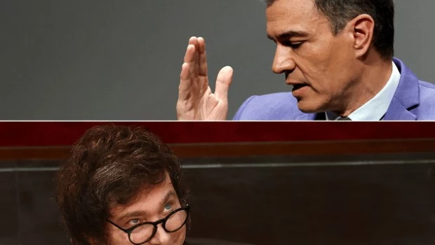 Pedro Sánchez critica a Milei por la eliminación del ministerio de la Mujer