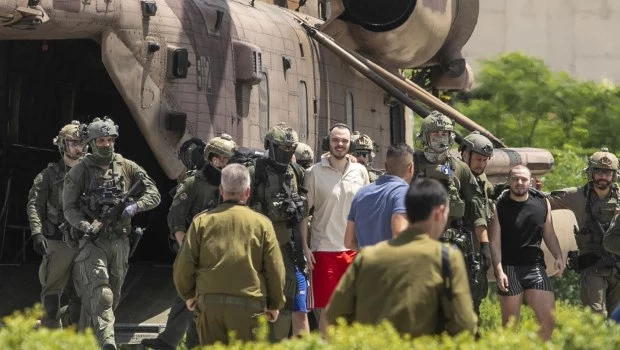 En un megaoperativo fuerzas israelíes rescataron a cuatro rehenes en Gaza