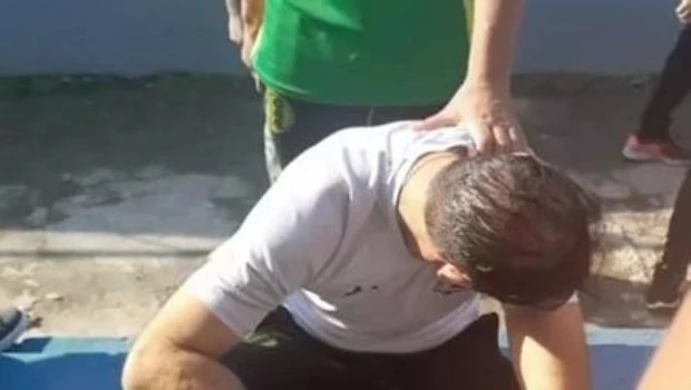 El técnico de Aldosivi fue hospitalizado luego de que los hinchas de San Telmo arrojaron una bomba de estruendo