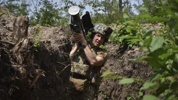 Un militar ucraniano lleva un lanzador de misiles de defensa aérea Stinger estadounidense en una trinchera en la línea del frente en la región de Zaporizhzhia, Ucrania (28 de mayo de 2024).