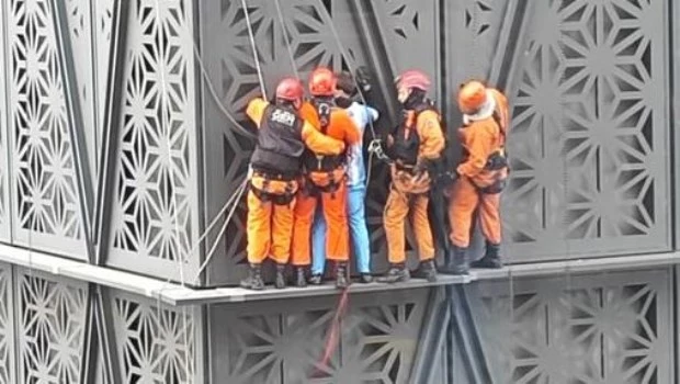 Rescataron a un hombre que se trepó a uno de los edificios más altos de Puerto Madero