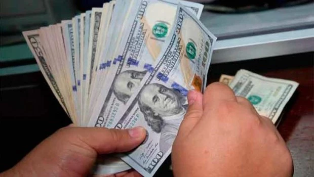 El dólar blue pegó un nuevo salto y cerró a 1.295 pesos