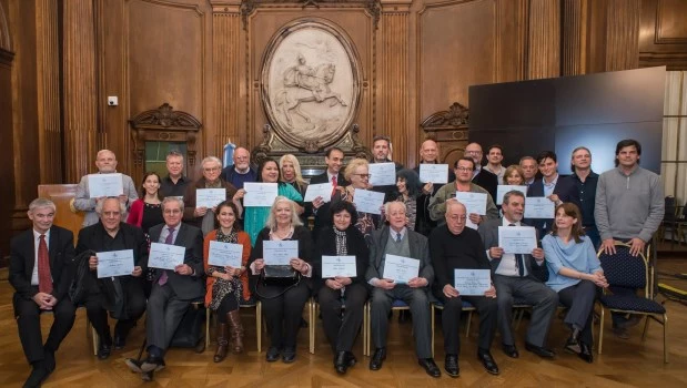 Hubo emoción entre los artistas reconocidos, y críticas a el retraso en los pagos a artistas contratados por el Estado y la supresión del acceso gratuito a los eventos programados en el Salón Dorado del Colón.