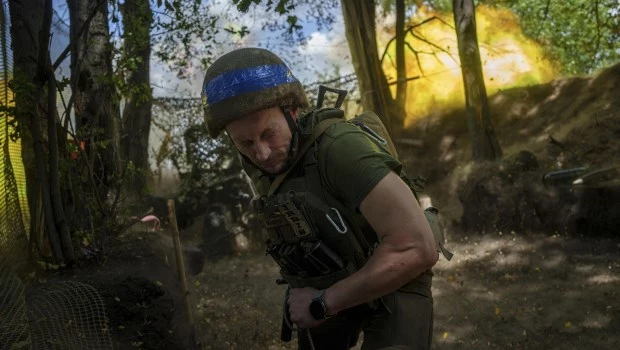 Un militar de la guardia nacional ucraniana, dispara con un cañón D-20 hacia posiciones rusas en la línea del frente cerca de Kharkov, Ucrania (10 de junio de 2024).