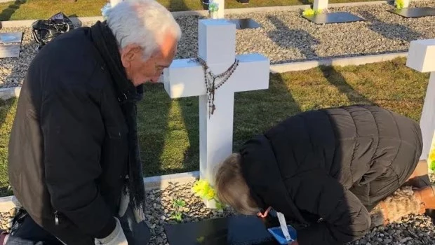 Los padres de Marcelo Massad en el cementerio de Darwin, en las islas Malvinas, ante la tuma de su hijo.