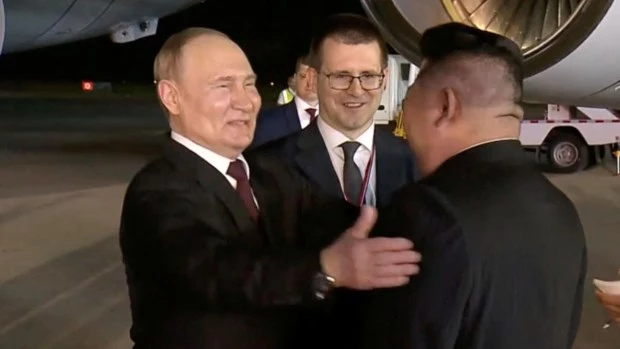 El presidente ruso fue recibido en Pyongyang por su par norcoreano.