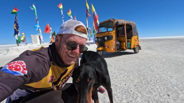 Ryan Magee junto a Patti y su vehículo Torii en un alto del viaje.