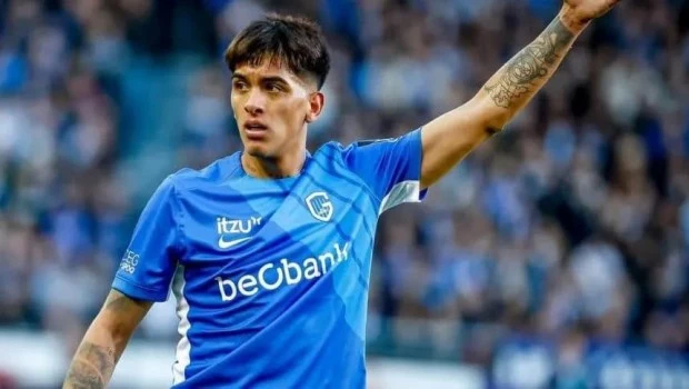 Ante la negativa del KRC Genk de Bélgica de negociar con Boca, el ex Argentinos no se presentó a entrenar e intensigicó el conflicto.