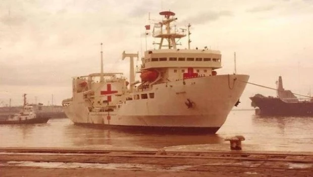 27 de junio de 1982. El ARA Bahía Paraíso ingresando a la Dársena Norte del Puerto de Buenos Aires.