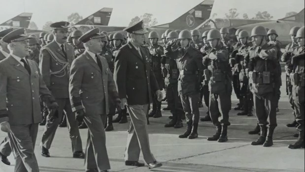 16 de abril de 1974. El presidente Juan D. Perón visita la VII Brigada Aérea en la localidad de Moreno.