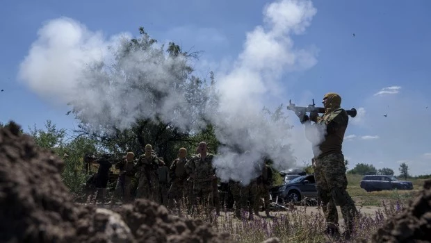 Un preso que se unió al batallón ucraniano Arey dispara con un RPG-7 durante un entrenamiento en el polígono, en la región de Dnipropetrovsk, Ucrania (22 de junio de 2024).