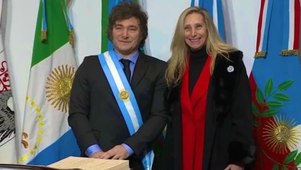 Karina Milei fue la única funcionaria que firmó el Pacto de Mayo el 9 de julio. La imagen desató conjeturas sobre el futuro.