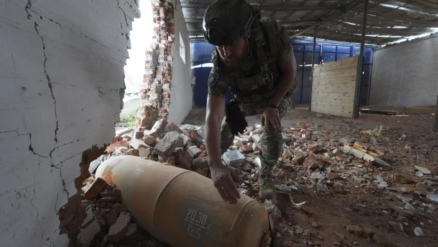 Un oficial de policía inspecciona una bomba sin detonar de 250 kilogramos después del ataque aéreo ruso en el almacén agrícola de Bilyi Kolodiaz, región de Kharkiv, Ucrania (11 de julio de 2024).