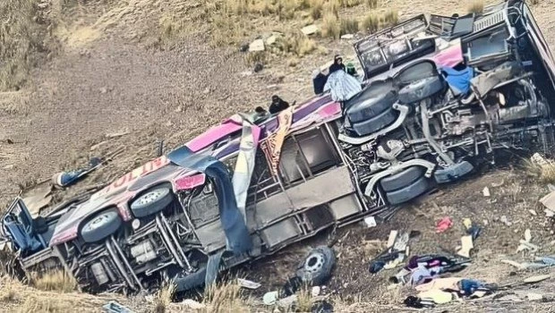 Al menos 21 muertos al volcar un autobús en los Andes de Perú