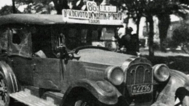 Los primeros colectivos eran taxis adaptados que tenían capacidad para cuatro pasajeros y uno más al lado del conductor.