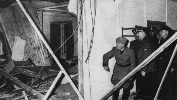 Pocas horas después del atentado del 20 de julio de 1944, Benito Musolini visita a Hitler, por última vez, y ambos recorren el lugar donde había explotado la bomba.